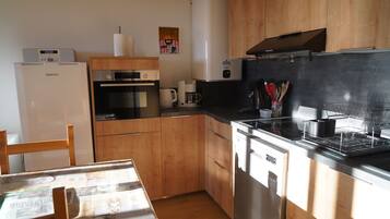 Réfrigérateur, micro-ondes, plaque de cuisson, lave-vaisselle