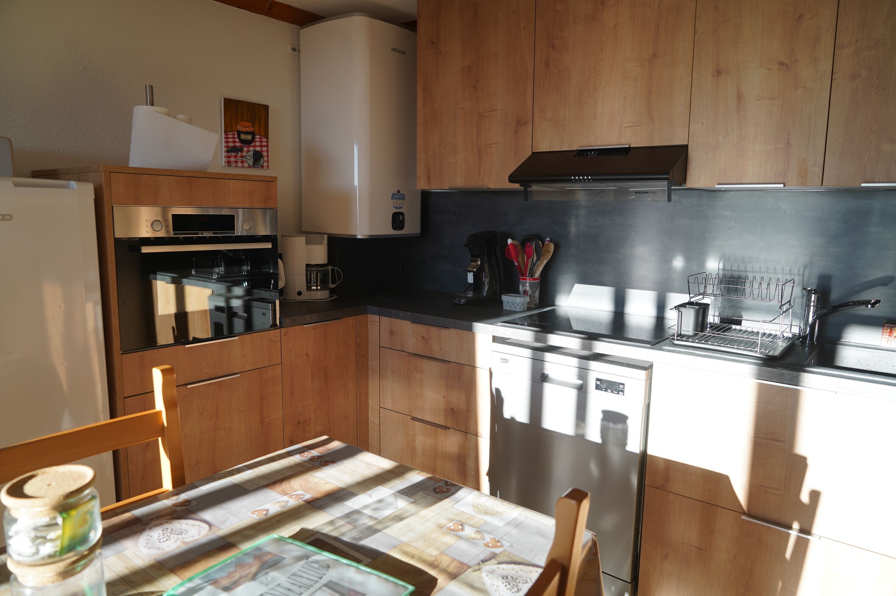 Refrigerador, microondas, placa de cocina, lavavajillas