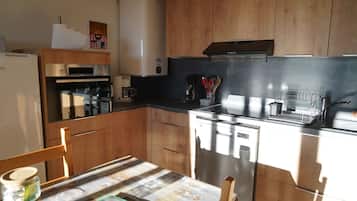 Refrigerador, microondas, placa de cocina, lavavajillas