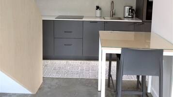 Réfrigérateur, four à micro-ondes, un four, surface de cuisson