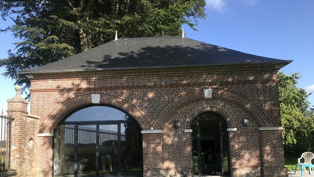 A brick pavilion with two arched entrances and a flat roof. - Little cottage (Thiouville)