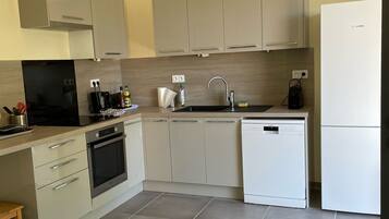 Een koelkast, een oven, een kookplaat, een vaatwasser