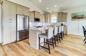 Kjøleskap, mikrobølgeovn, ovn og kokeplater