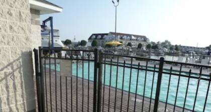 Beautiful Waterfront Condo with pool access. Spring Lake - Grand Haven area