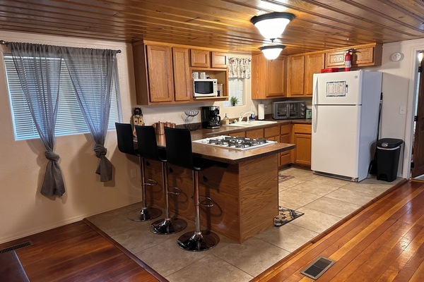 Køleskab, mikrobølgeovn, ovn, kogeplade