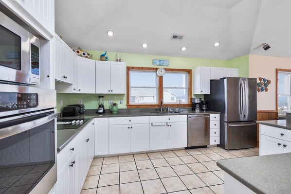 Full-sized fridge, microwave, oven, stovetop