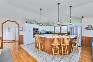 Full-sized fridge, microwave, oven, stovetop - 5823- Moonstruck, | Oceanfront | South Nags Head | Sleeps 13 (Nags Head)