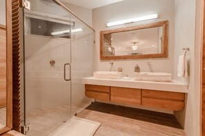 Vasca, vasca idromassaggio, asciugacapelli, bidet
