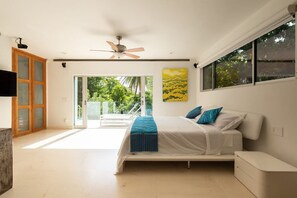 5 dormitorios, escritorio, tabla de planchar con plancha y cuna de viaje