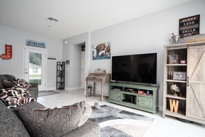 Smart TV, offices - Brand New, Dog Friendly, 3Bd 2Ba, Great Location (Orange City)