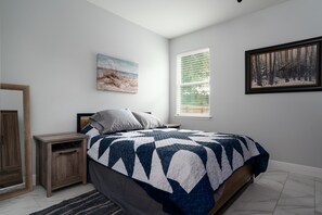 3 bedrooms, desk, free WiFi, bed sheets - Brand New, Dog Friendly, 3Bd 2Ba, Great Location (Orange City)