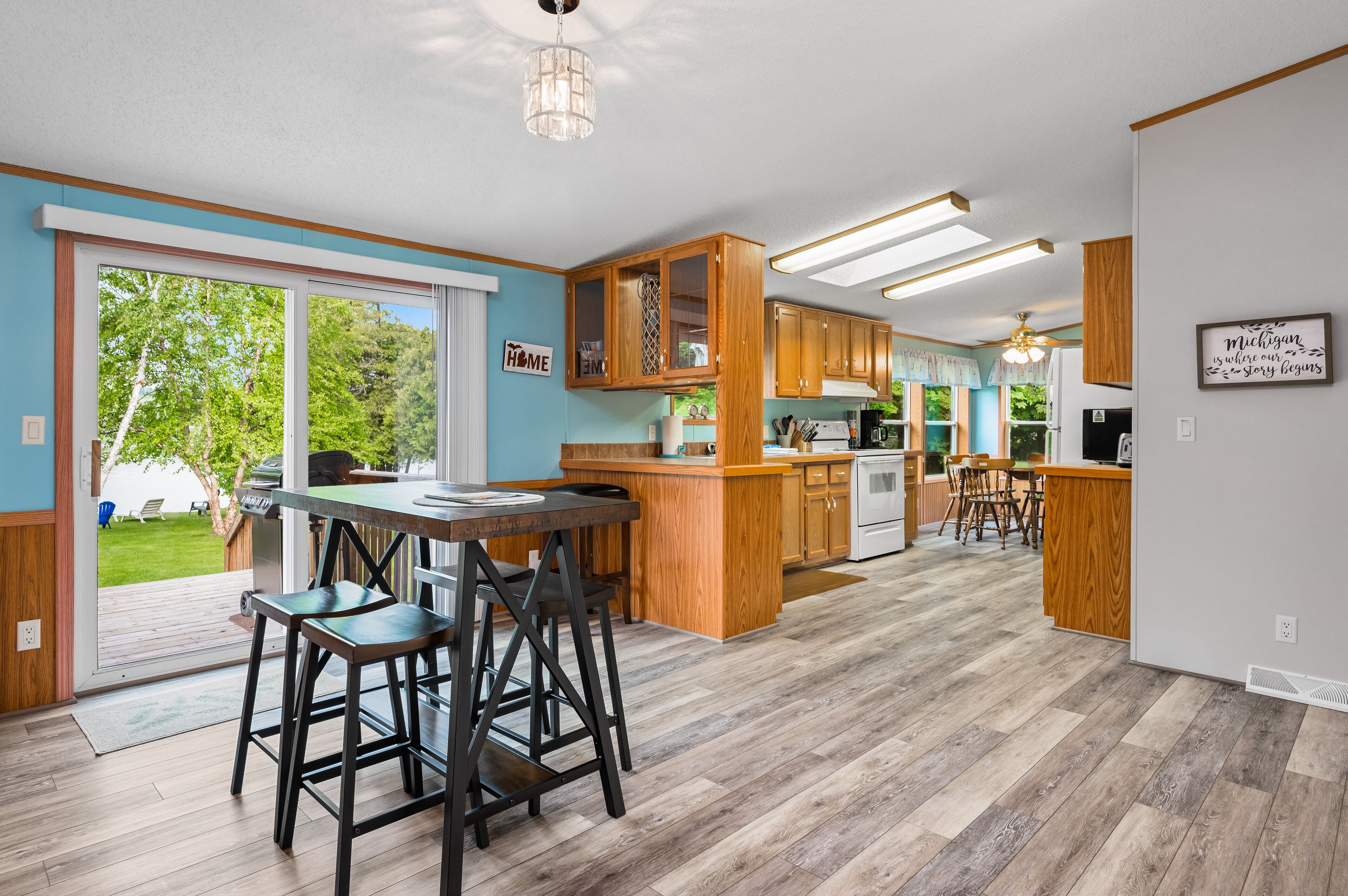 Fridge, stovetop, coffee/tea maker, toaster