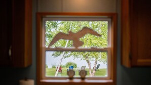 Une fenêtre ornée de la silhouette d’un oiseau.