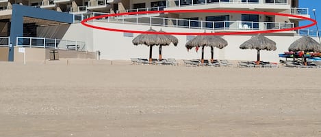 Na praia, toalhas de praia