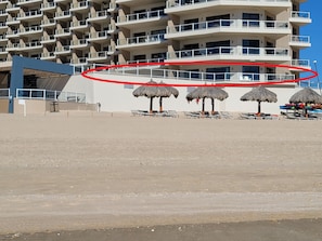 En la playa y toallas de playa