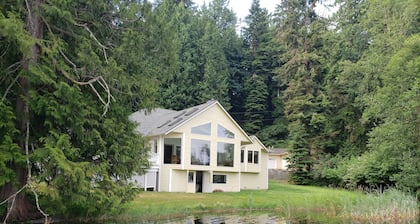 Lovely Lake Crabapple Lakefront Home