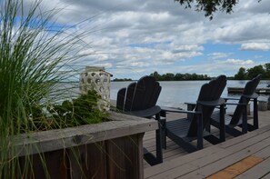 Property grounds - Beautiful Lakehouse in Price Edward County on the Bay of Quinte (Belleville)