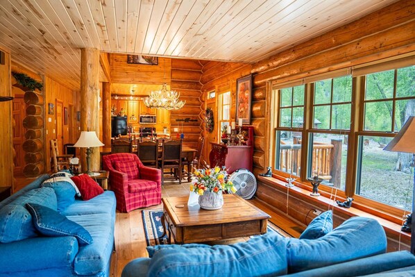 Televisión de pantalla plana, reproductor de DVD, futbolito y videoteca 