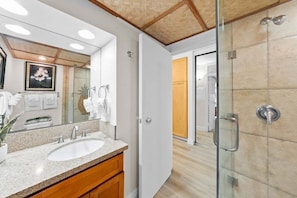 Douche, sèche-cheveux, serviettes fournies, savon