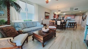 Smart TV, lettore DVD, tavolo da calcetto, tavolo da ping pong