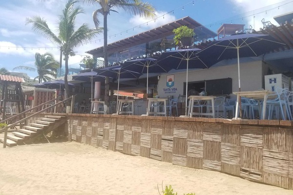 The beach is 10 Minutes walk. It has restaurants/bars with a beautiful sunset.