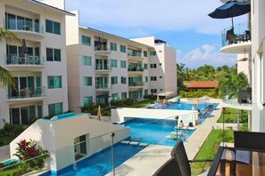 Outdoor pool, a heated pool