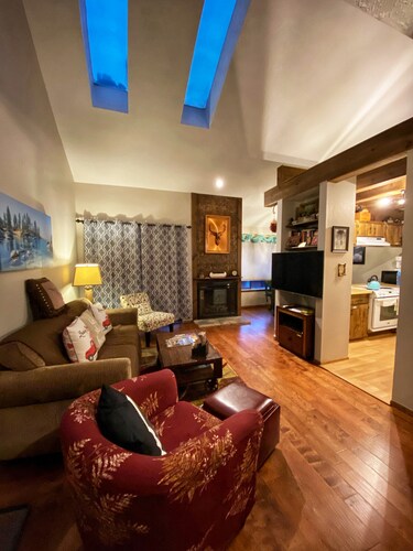 Walk To Ski Lifts! W/D, WiFi, Kitchen, Skylights