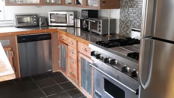 Een koelkast, een magnetron, een oven, een kookplaat