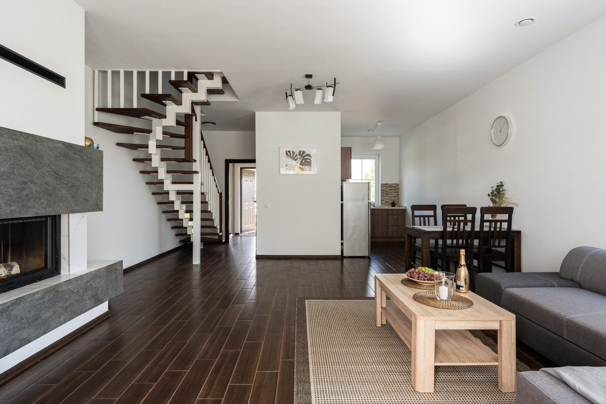 Smart-TV, peis, filmbibliotek og kontorer