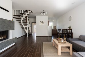 Smart-TV, peis, filmbibliotek og kontorer