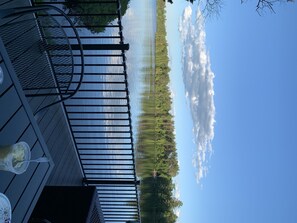 Eine Terrasse mit Blick auf einen See und einen Wald.