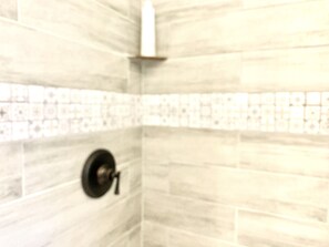Bathtub, towels, soap, toilet paper - Welcome International Guests, full kitchen, discount shuttle to downtown (Memphis)