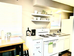 Køleskab, mikrobølgeovn, ovn, kogeplade