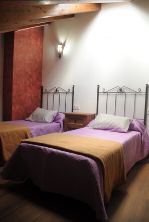 4 bedrooms, iron/ironing board, free WiFi, bed sheets