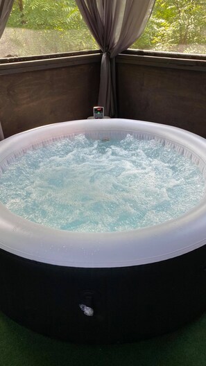 Interior - Hot Tub, Fire Ring, Charcoal Grill, Hocking Hills, Buckeye Lake, Legend Valley (Somerset)