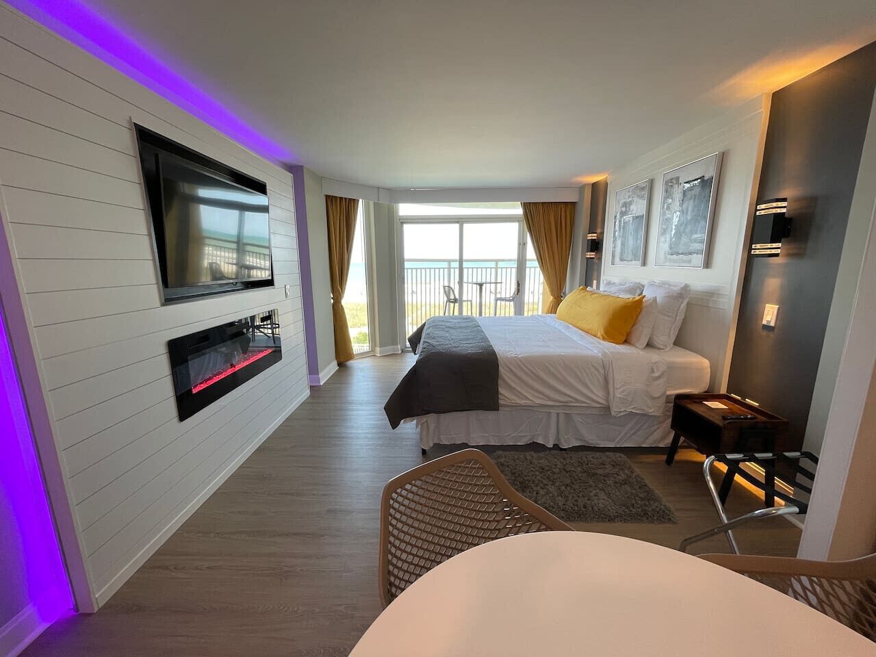 2 室のベッドルーム、デスク、WiFi (無料)、ベッドシーツ