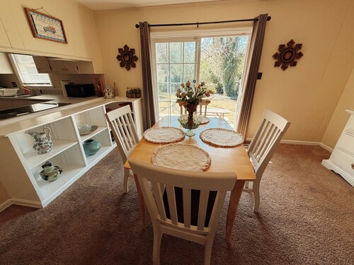 Spacious 3BR • Sleeps 10 • Near VSU, SGMC & Moody AFB • Fast WiFi + Parking