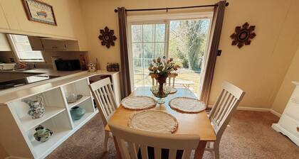 Spacious 3BR • Sleeps 10 • Near VSU, SGMC & Moody AFB • Fast WiFi + Parking