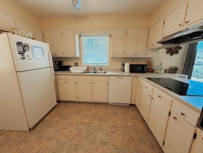 Fridge, microwave, oven, stovetop - Spacious 3BR • Sleeps 10 • Near VSU, SGMC & Moody AFB • Fast WiFi + Parking (Valdosta)