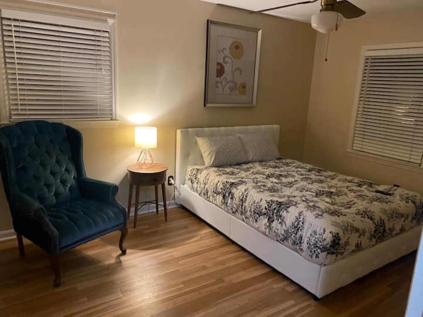 3 makuuhuonetta, tallelokero huoneessa, silitysrauta/-lauta