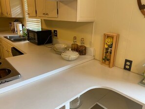 Fridge, microwave, oven, stovetop - Entire Beautiful Home 3 Bedroom & 2 Bath (Valdosta)