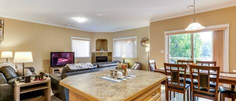 Smart TV, fireplace, books, offices