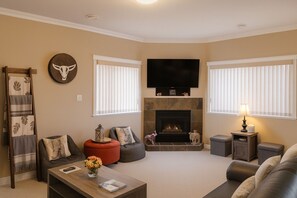 Smart TV, fireplace, books, offices - Penticton's Best is Back (Penticton)