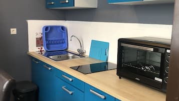 Refrigerador, microondas, placa de cocina, silla alta para bebés