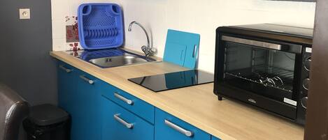 Refrigerador, microondas, placa de cocina, silla alta para bebés