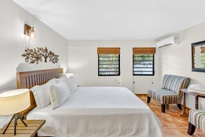 10 chambres, bureau, fer et planche à repasser, lit de bébé portatif