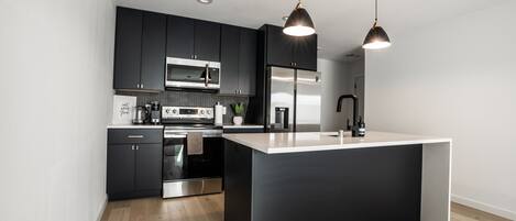 Kjøleskap, mikrobølgeovn, ovn og kokeplater