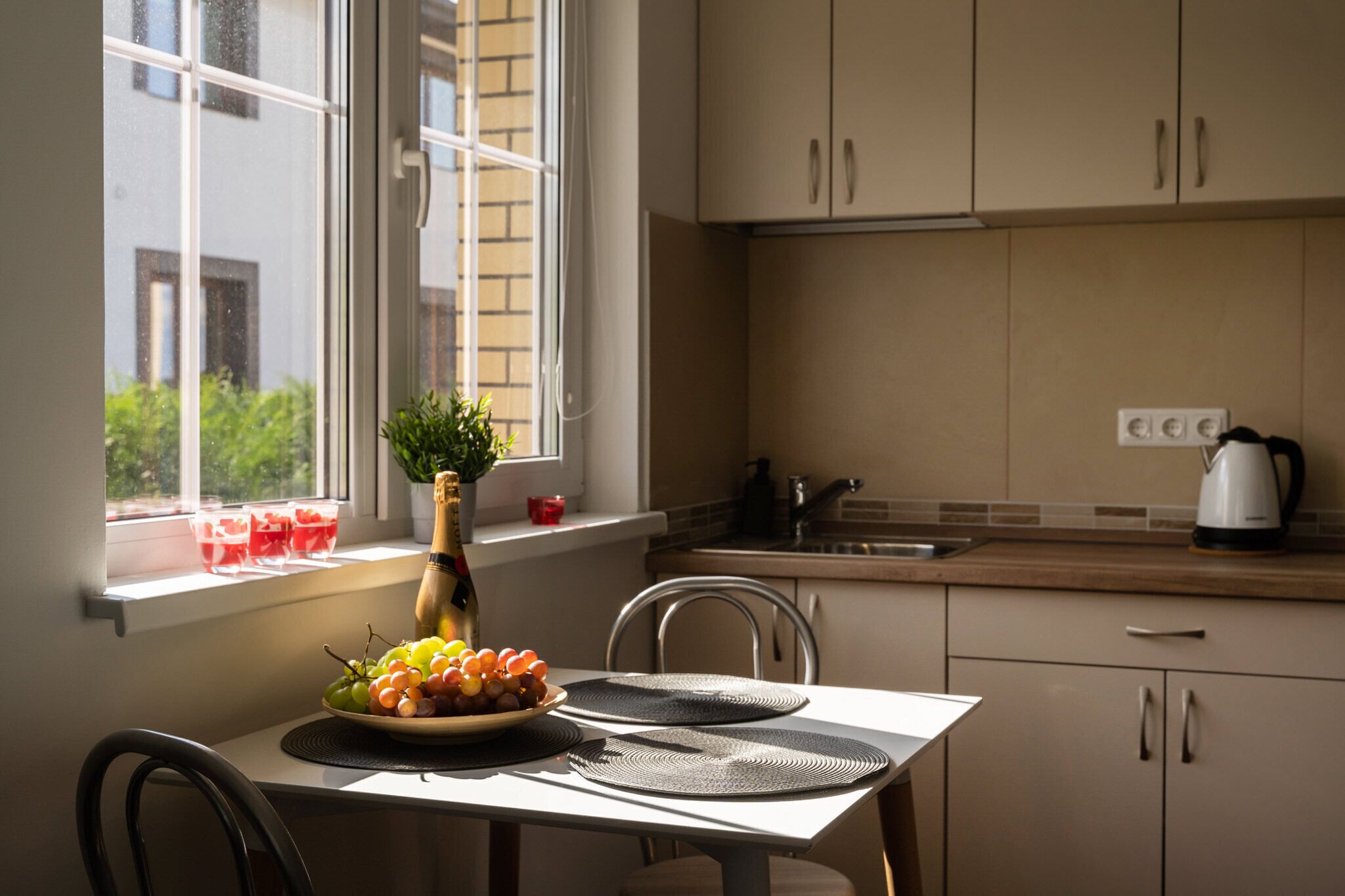 Een koelkast, een magnetron, een oven, een kookplaat