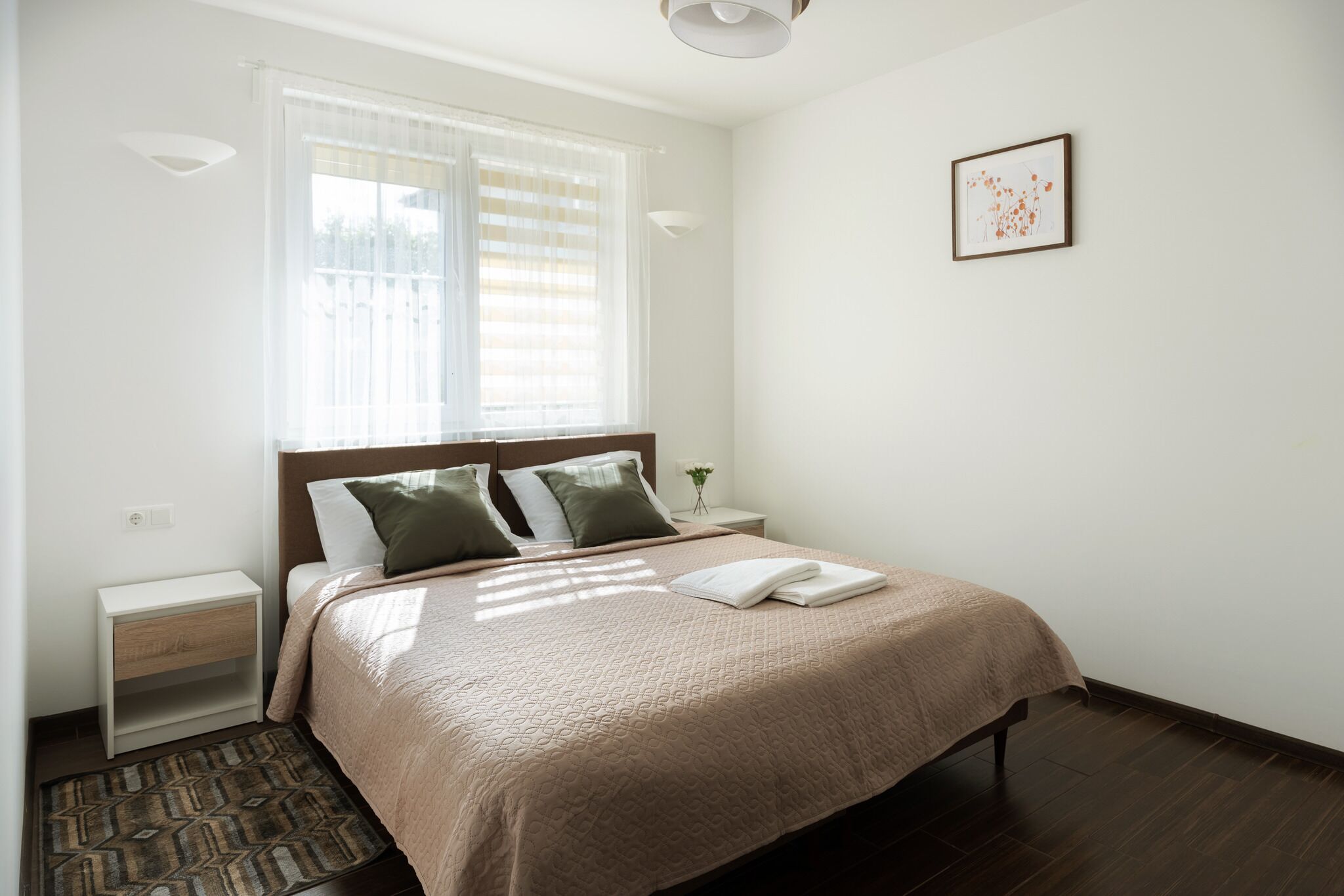 1 slaapkamer, een bureau, een strijkplank/strijkijzer, internet