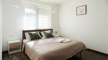 1 makuuhuone, työpöytä, silitysrauta/-lauta, internet